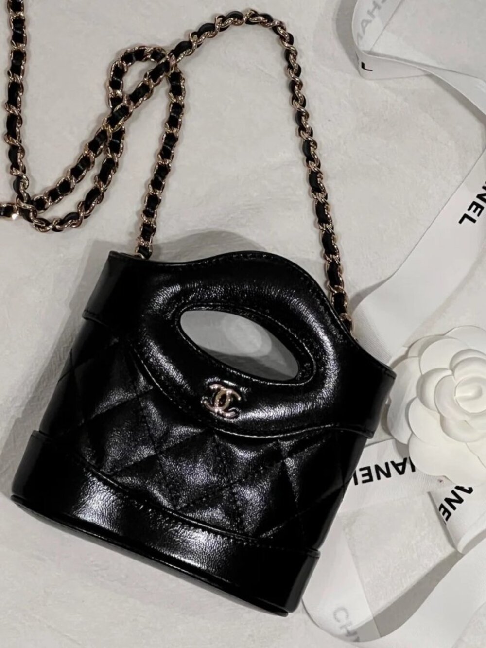 Classic CHANEL Bags: A Stylish and Versatile Choice for Elegance - Picture 5 of 6
